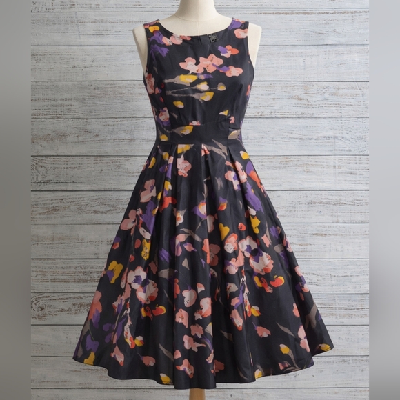 H&M Dresses & Skirts - NWT FLORAL FIT & FLARE DRESS